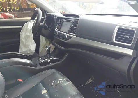 2018 Toyota Highlander Xle z USA, uszkodzony, nr VIN 5TDJZRFH3JS532157